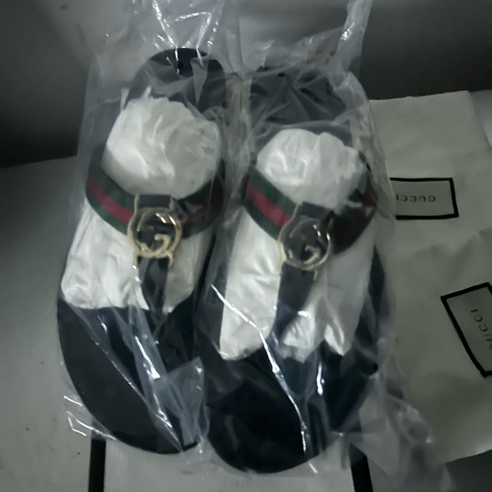 Gucci Black and Gold Loafers with Metallic Detail - Picture 3 of 3